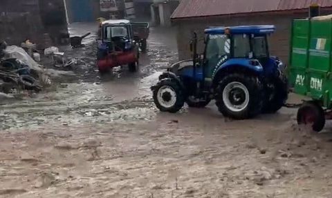 Dumankaya'da aniden gelen sağanak mahalleyi selle sınadı