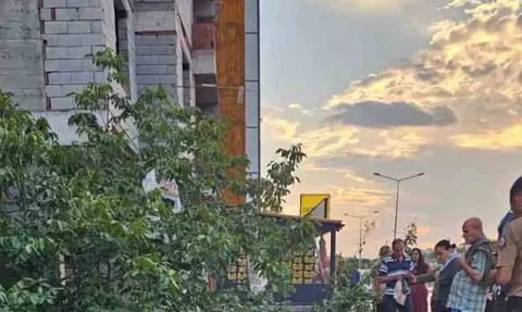 Elazığ’da transit kontrolünü kaybedip apartman bahçesine düştü