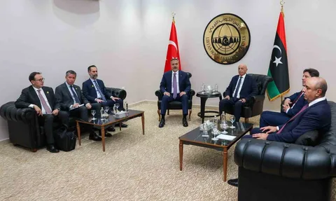 hakan fidan bingazi’de agila salih ile bir araya geldi