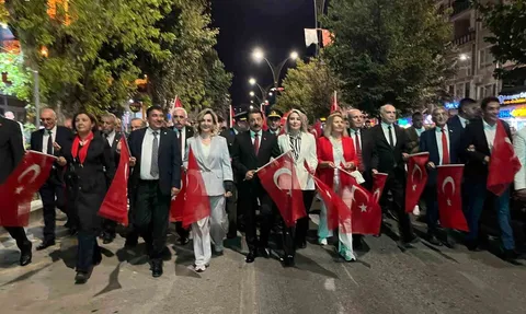 Kırşehir'de bayram coşkusu kortejle meydana taştı