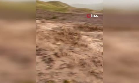 Kısa süreli sağanak Dumankaya Mahallesi'nde sel sularını beraberinde getirdi