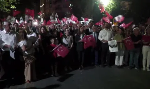 Manisa'da zafer yürüyüşü Hadise konseriyle bayram coşkusuna dönüştü
