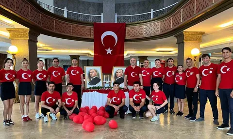 Otelde bayraklarla başlayan zafer coşkusu bando ve Müge Ökten ile taçlandı