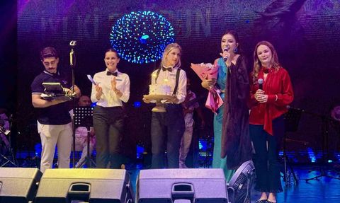Öykü Gürman Bodrum konserinde sahnede doğum günü sürpriziyle duygusal anlar yaşattı