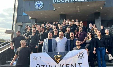 Buca'da ÜzümKent'e bağlı lokanta ve sporium çalışanları maaş alamayınca belediye önünde toplandı