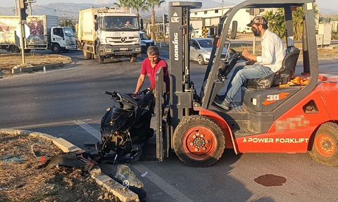 Kırmızı ışık ihmali Manavgat'ta kaza: taksi kaçtı, motosiklet parçalandı
