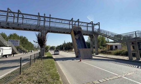 Tokat'ta damperi açılan tır üst geçide çarparak tarlaya devrildi