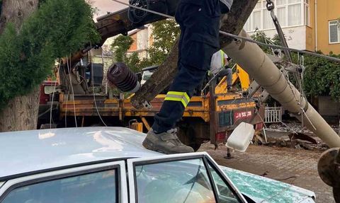 Altyapı çalışmasında devrilen direk otomobilin arkasına saplandı