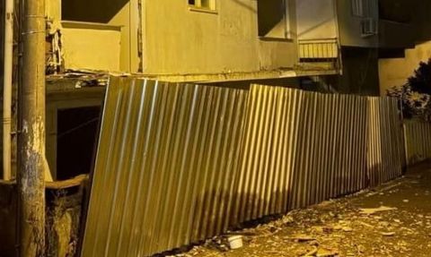 Boşaltılan binanın çöken balkonu mahallede alarma neden oldu