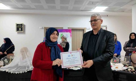 Elazığ'da boncuklu iğne oyası kursunu tamamlayan 20 kadına sertifika verildi