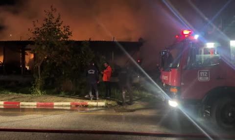 Kadıköy'de mobilya imalathanesinde gece yangını; maddi hasar oluştu