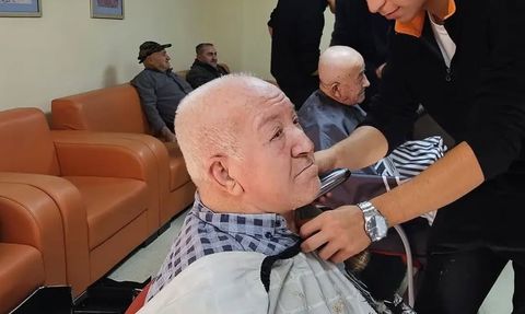Kuşakları birleştiren makas: öğrenciler huzurevi sakinlerinin bakımını üstlendi