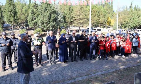 Öğrenciler, şehit Alican Öztürk'ü kabri başında dualarla andı