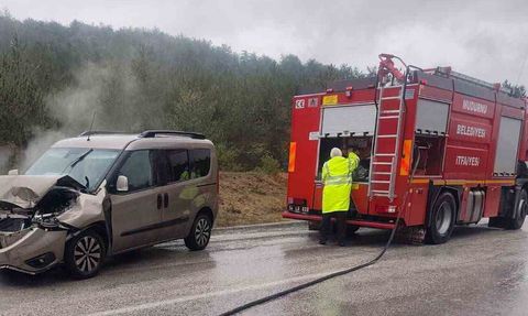 Yol çarpışması Mudurnu'da: hafif ticari aracın sürücüsü yaralandı