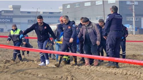 Bursa’da can pazarı! İnşaat iskelesi çöktü, 6 işçi betonun altında kaldı