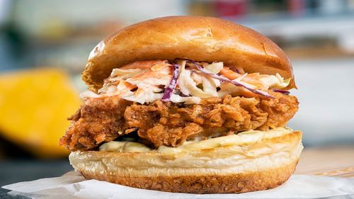 Evinizde kendi çıtır tavuk hamburgerinizi hazırlamanıza dakikalar kaldı! Lezzetli çıtır tavuklu hamburger tarifi