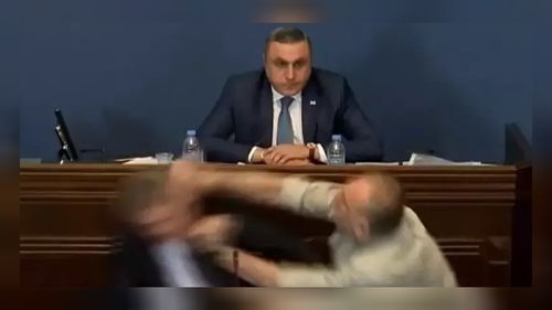 2024 yılının ilk Meclis yumruğu geldi! Dünya bu görüntüleri konuşuyor