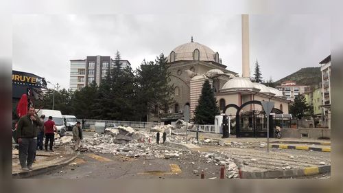 Kuvvetli rüzgar cami minaresini devirdi!