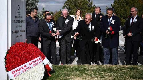 DSP Lideri Aksakal, Bülent Ecevit'in Kabri Başında Anma Töreni Düzenledi