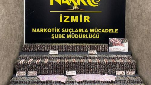 İzmir'de Uyuşturucu Operasyonu: 53 Bin Sentetik Ecza Ele Geçirildi, İki Şüpheli Tutuklandı
