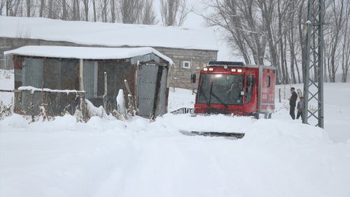 Ağrı'da Kardan Kapanan Köyde Hastaya Paletli Ambulansla Ulaşım Sağlandı