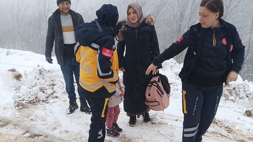 Amasya'da Kardan Kapanan Yolda Hasta Ambulansa Ulaştırıldı