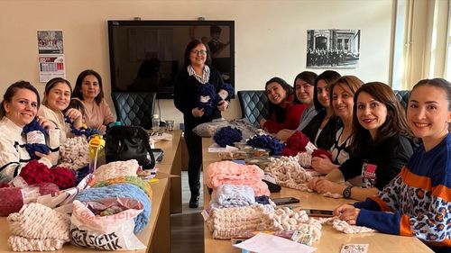 Artvin'de Öğretmenler, Deprem Bölgesindeki Öğrenciler İçin Atkı Ördü