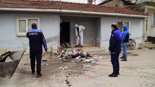 Bursa'da Bir Evden 1,5 Ton Çöp Çıkarıldı