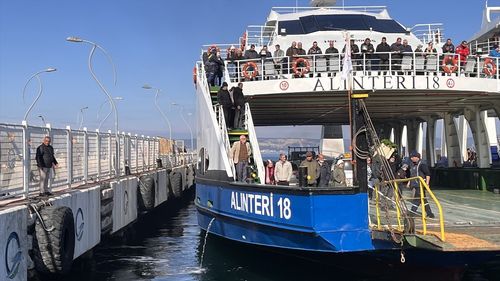 Çanakkale Boğazı'nda Makine Arızası Yapan Feribot İskelesine Güvenli Bir Şekilde Yanaştırıldı