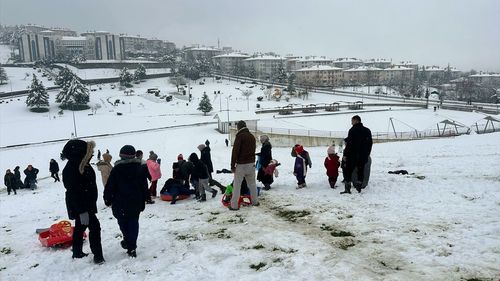 Düzce'de Kar Yağışı Çocukları Sevindirdi