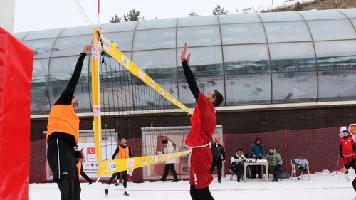 Erzurum'da Üniversiteler Arası Türkiye Kar Voleybolu Şampiyonası Devam Ediyor