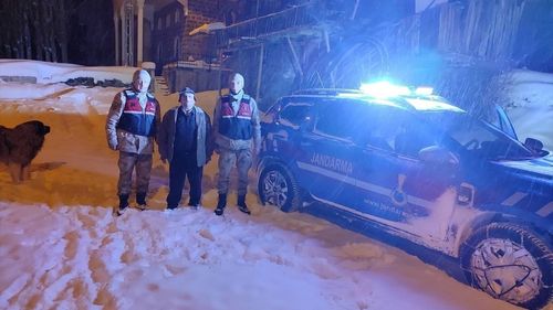 Erzurum İspir'de Karda Mahsur Kalan Kişiyi Jandarma Kurtardı
