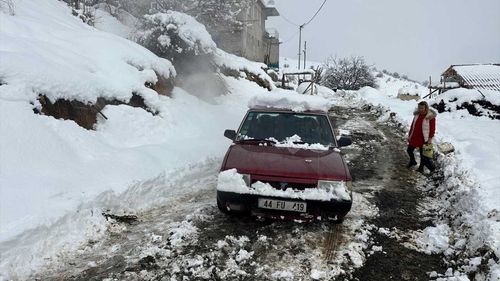 Malatya'da Kar Nedeniyle Mahsur Kalan Hamile Kadın Hastaneye Ulaştırıldı