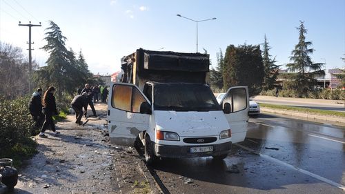 Manisa'da Seyir Halindeyken Alev Alan Kamyonet Yangını Kontrol Altına Alındı