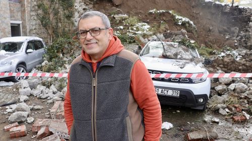 Trabzon'da İstinad Duvarı Çöktü: Sürücü Saniyelerle Kurtuldu