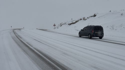Van'da Etkili Olan Kar Yağışı Ulaşımı Olumsuz Etkiliyor