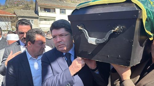 Adalet Bakanı Yılmaz Tunç, Bartın'da Eski Belediye Başkanı Zeki Erdoğan'ın Cenaze Törenine Katıldı
