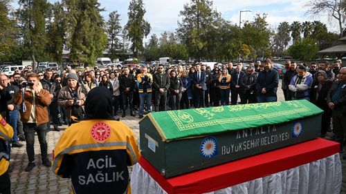 Antalya'da Darbedilen Sağlık Görevlisi Hayatını Kaybetti