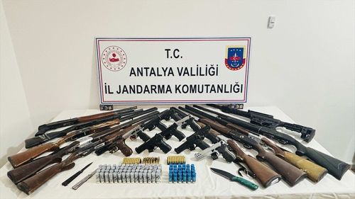 Antalya'da Silah Kaçakçılığı Operasyonu: 10 Şüpheli Gözaltına Alındı