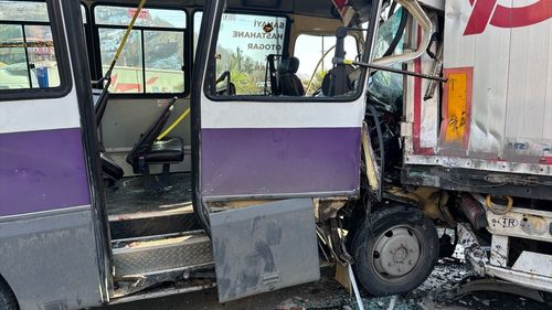 Artvin'de Yolcu Minibüsü Tıra Çarptı: 12 Yaralı