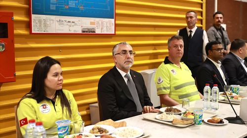 Bakan Işıkhan, Mersin Limanı'nda İftar Programında İşçilerle Bir Araya Geldi