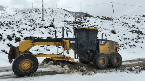 Bitlis'te Karla Mücadele: 80 Köy Yolunun Açılması İçin Ekipler Çalışıyor