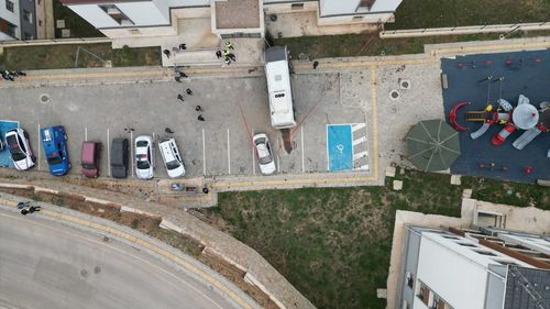 Bursa'da Halk Otobüsü Site Bahçesine Düştü: Şoför Yaralı