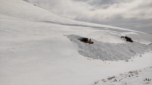 Hakkari'de Üs Bölgelerine Ulaşım İçin Karla Mücadele Devam Ediyor