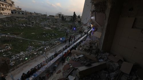 İHH, Halep'te Enkazlar Arasında Toplu İftar Düzenledi