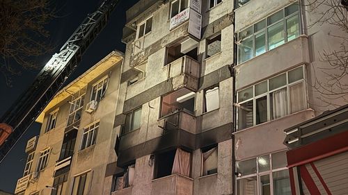 İstanbul Kartal'da Metruk Binada Yangın Çıktı, İtfaiye Ekipleri Olayı Kontrol Altına Aldı