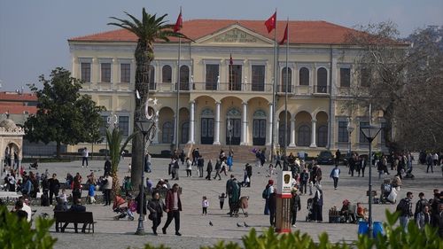 İzmir'de Güneşli Havada Açık Alanlarda Yoğunluk