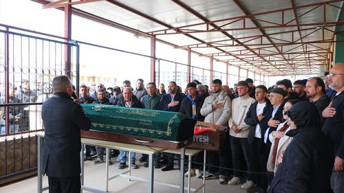 İzmir'de Rüzgarın Kurbanı Olan Baba ve Oğul Defnedildi