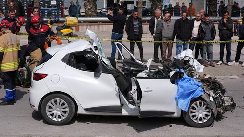İzmir'de Tıra Çarpan Otomobilin Sürücüsü Hayatını Kaybetti