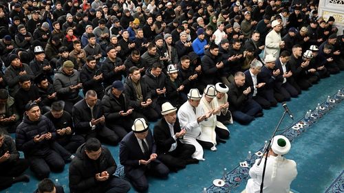 Kırgızistan Cumhurbaşkanı Sadır Caparov, Bişkek'teki İmam Serahsi Camisi'nde İftarda Bir Araya Geldi